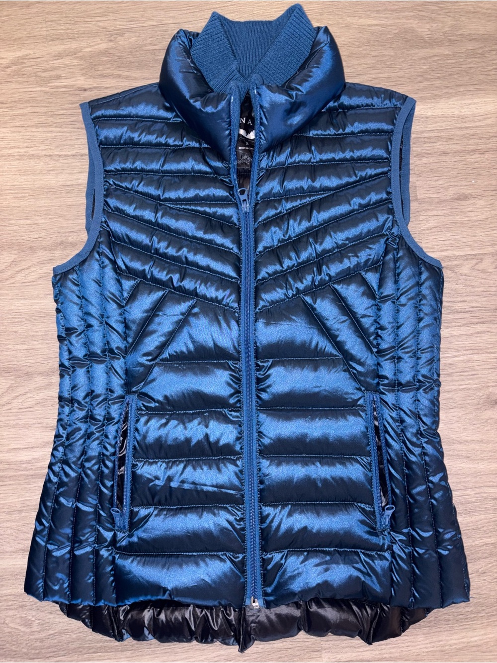 Bernardo metallic blue down puffer vest // Women’s Small//Pristine Condition